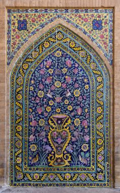 Duvara cami-medrese ağa Bozorg girişine yakın dekoratif unsur. Kaşan. İran.