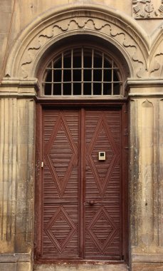 Bakıda eski şehir güzel kahverengi eski püskü kapıya. Azerbaycan.