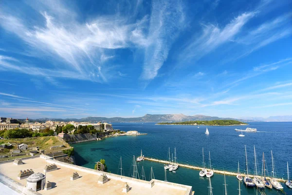 Korfu ve boğazı eski kale gözlem güverteden mükemmel görünümü parlak güneşli bir günde. Corfu. Yunanistan.