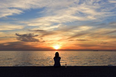 Gün batımında siluet. Batan güneşin görünüyor. Selanik'in sahil. Yunanistan.