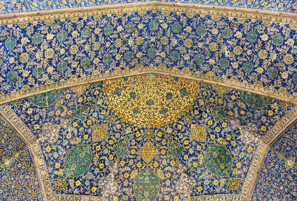 Isfahan, Iran. Nakş-ı Cihan Meydanı. Zarif iç Jameh Abbasi Camii. Tavan bezemeleri parçası.