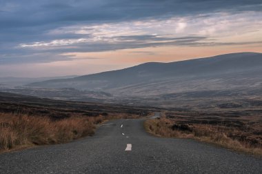 Yol ve dağlık manzara.