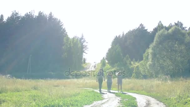 Сексуальная две девушки с парнем в лесу порно
