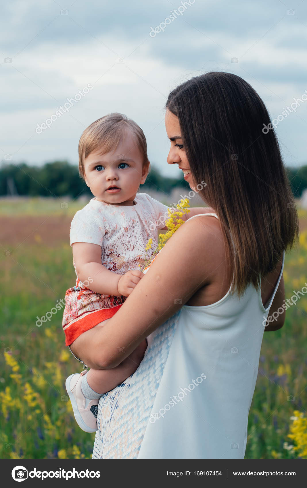 Jeune Famille Heureuse Avec Peu De Beau Bébé Aux Yeux Bleus