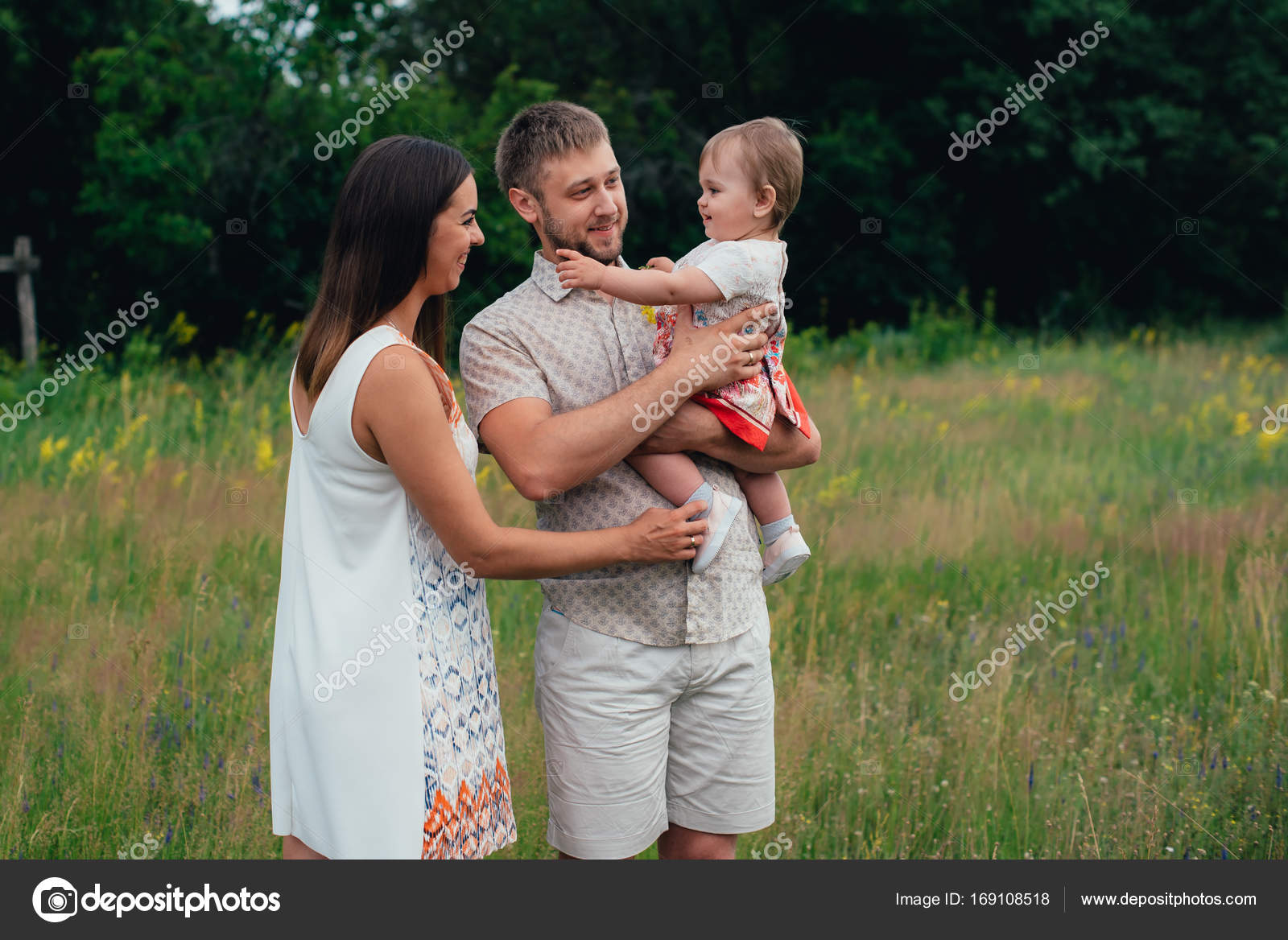 Jeune Famille Heureuse Avec Peu De Beau Bébé Aux Yeux Bleus