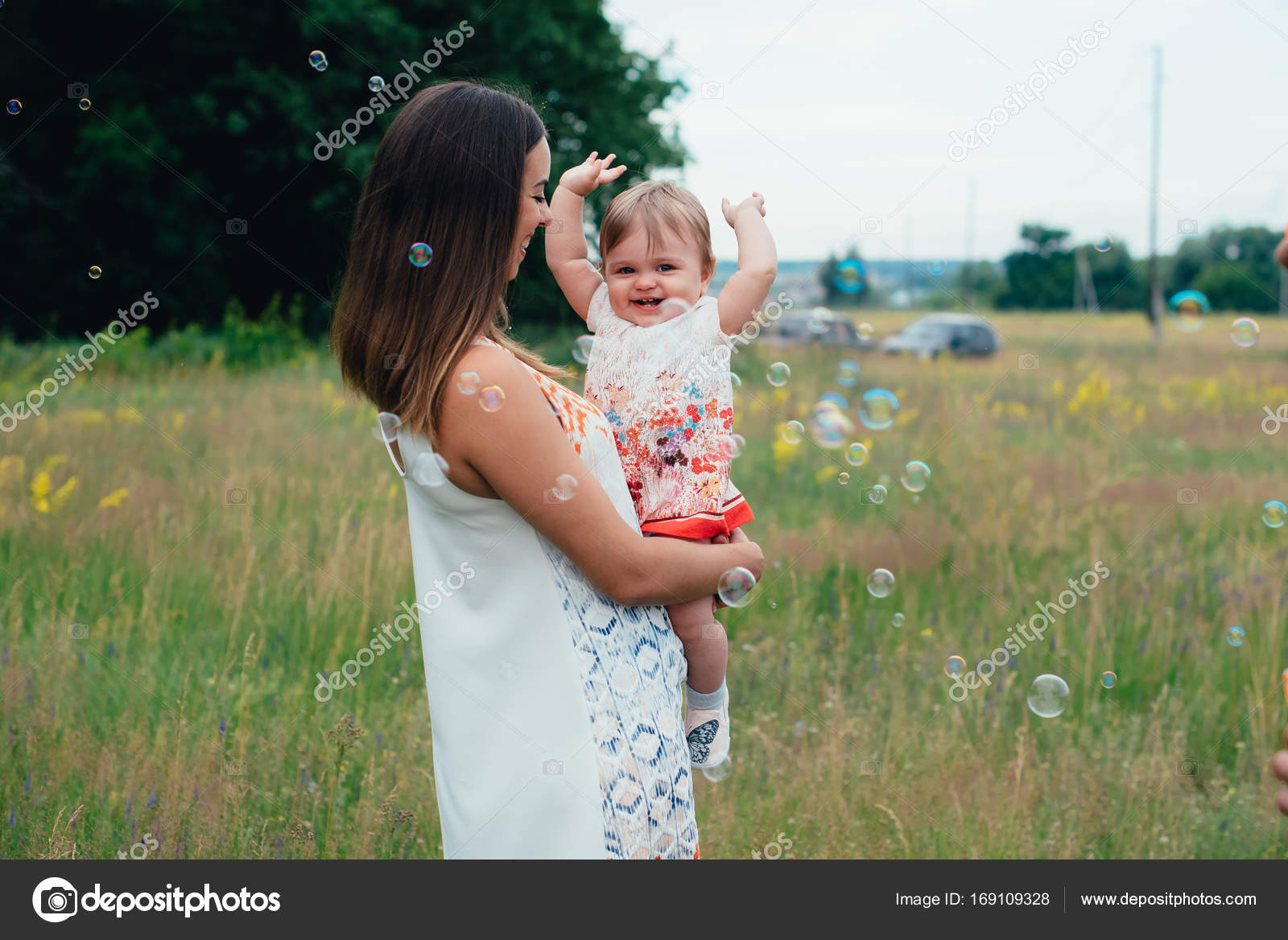 Jeune Famille Heureuse Avec Peu De Beau Bébé Aux Yeux Bleus