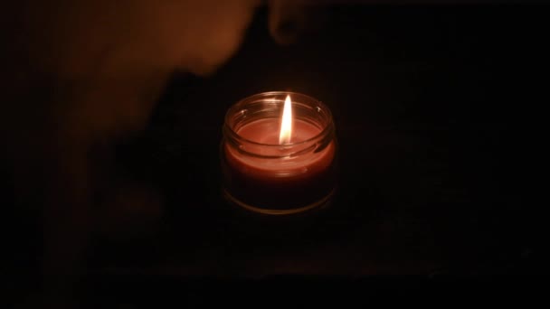 Una Vela Ardiente Cuarto Oscuro — Vídeos de Stock © ShevarevAlex ... Una Vela Ardiente Cuarto Oscuro — Vídeos de Stock © ShevarevAlex ...