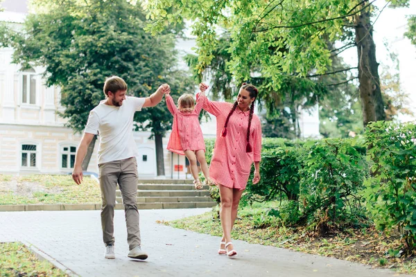 Jeune Famille Heureuse Avec Petit Beau Bebe Aux Yeux Bleus Marchant Dans Le Parc D Ete Au Coucher Du Soleil Maman Et Petite Fille En Robes Roses Identiques Homme Blanc Stock Jeune Famille Heureuse Avec Petit Beau Bebe Aux Yeux Bleus Marchant Dans Le Parc D Ete Au Coucher Du Soleil Maman Et Petite Fille En Robes Roses Identiques Homme Blanc Stock