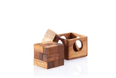 Bir küp ahşap bulmacasıdır. Beyaz arka plan üzerinde izole. Yakın çekim.