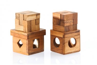 İki tahta bulmacalar - bir küp. Beyaz arka plan üzerinde izole. Yakın çekim.