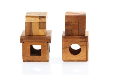 İki tahta bulmacalar - bir küp. Beyaz arka plan üzerinde izole. Yakın çekim.