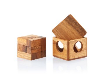 Bir küp ahşap bulmacasıdır. Beyaz arka plan üzerinde izole. Yakın çekim.