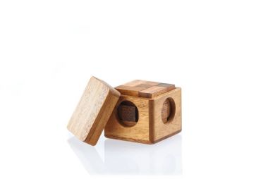 Bir küp ahşap bulmacasıdır. Beyaz arka plan üzerinde izole. Yakın çekim.