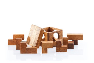 Bir küp ahşap bulmacasıdır. Beyaz arka plan üzerinde izole. Yakın çekim.