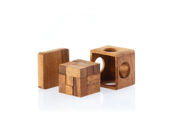 Un puzzle en bois est un cube. Isolé sur fond blanc. Gros plan . — Photo