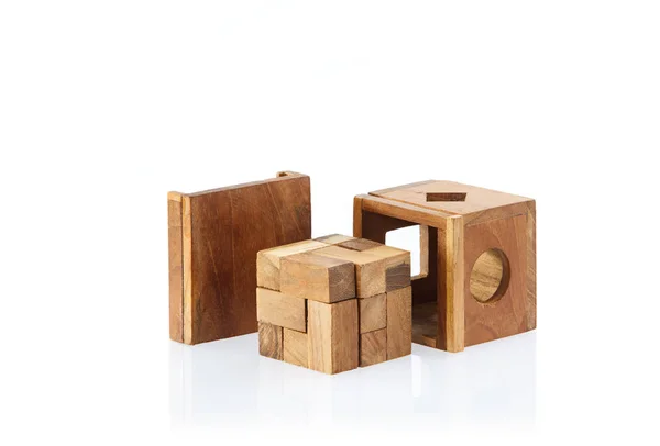 Un puzzle en bois est un cube. Isolé sur fond blanc. Gros plan . — Photo