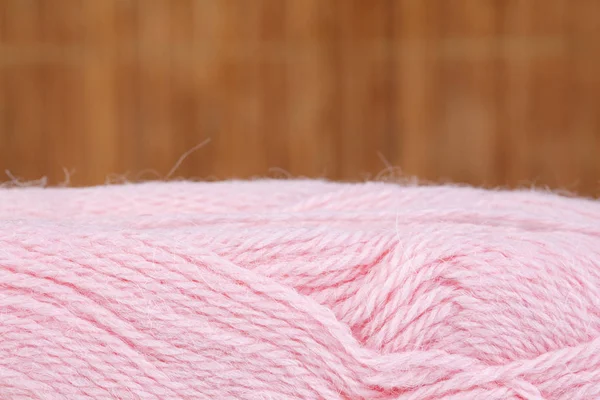 Görüntü pembe yün iplik örme için yakından. Arka plan
