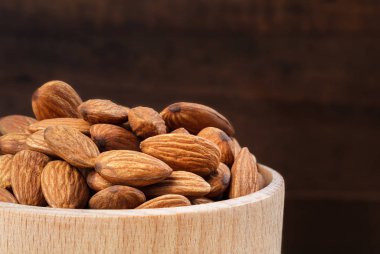 Bademler ahşap arka planda kasede