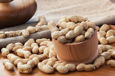 Fıstık kabukları ahşap bir tepside