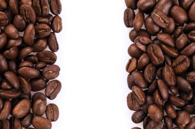 Kavrulmuş kahve çekirdekleri üzerine beyaz izole çerçeve arka plan veya doku olarak kullanılabilir.