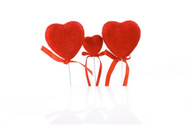 Sevgililer günü. Kartı, üç kırmızı kalpler family, beyaz bir arka planda yansıma ile izole.