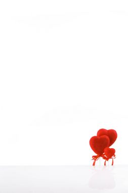 Sevgililer günü. Kartı, üç kırmızı kalpler family, beyaz bir arka planda yansıma ile izole.