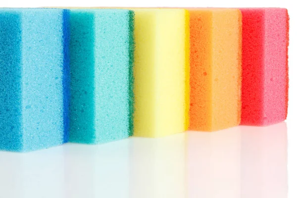 Cinco esponjas de cozinha multicoloridas para lavar louça . — Fotografia de Stock