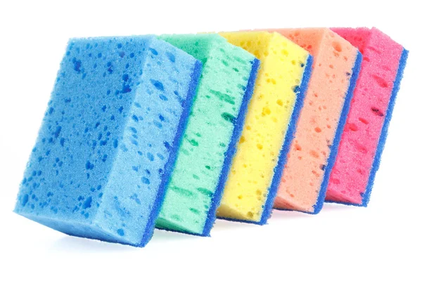 Cinco esponjas de cocina multicolores para lavar vajilla . — Foto de Stock