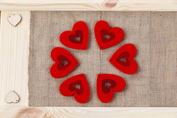 Coração em um fundo de madeira coberto com serapilheira, um cartão para o Dia dos Namorados . — Fotografia de Stock