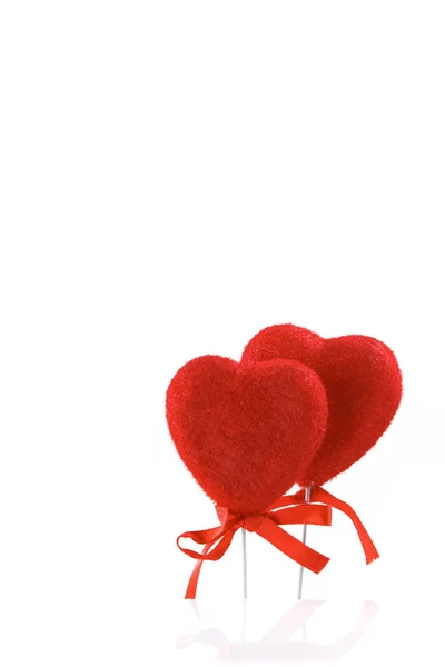 Dia dos Namorados. Cartão, dois corações vermelhos isolados num fundo branco com reflexo . — Fotografia de Stock