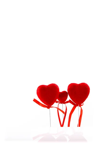 Dia dos Namorados. Cartão, três corações vermelhos família, isolado em um fundo branco com reflexão . — Fotografia de Stock