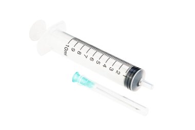Koruyucu kapak iğne ile şırınga. Beyaz arka plan üzerinde izole