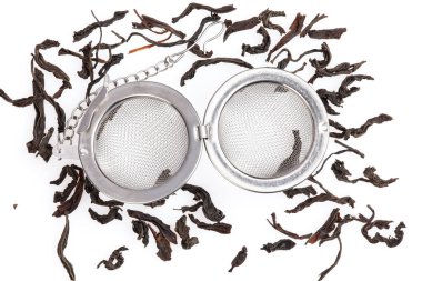 Siyah çay, beyaz bir arka plan üzerinde izole bir zincir üzerinde çay süzgeci.