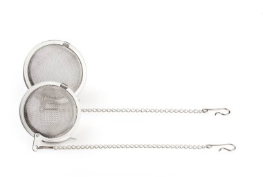 İki çay süzgeci için beyaz arka plan izole bir zincir üzerinde. Bir çay süzgeci bir mutfak Aksesuar closeup olduğunu.