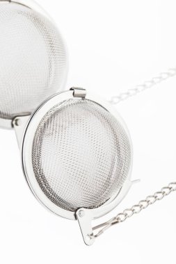 Bir zincir beyaz zemin üzerine mesh iki çay. Bir çay süzgeci bir mutfak Aksesuar closeup olduğunu.