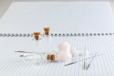 Tıbbi akupunktur için tıpa ucu ucu iğneli tıbbi cam kap defterde var. Metnin ya da imzan için boş yer var.