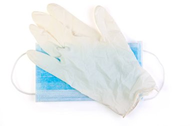 Beyaz arka planda tıbbi maskeler ve lastik eldivenler. Corona virüsü. Sağlık ve tıbbi konsept. Yüz ve ellerin tıbbi korunmasına yakından bakın. maskeli tekstil filtresi