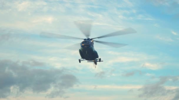 Mi8 helikopter kommer in för att landa — Stockvideo