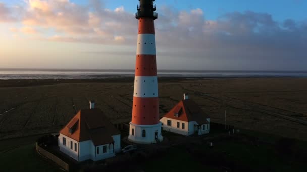 Vuurtoren bij zonsondergang, vanuit de lucht — Stockvideo