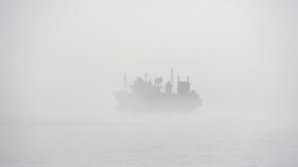 Navio está na silhueta de nevoeiro — Vídeo de Stock