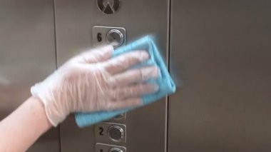 Asansör düğmelerini özel bir çözeltiyle sil.