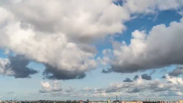 Nubes vuelan sobre la ciudad de San Petersburgo, timelapse — Vídeo de stock