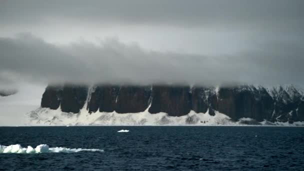 El hielo flota, hermosas rocas en la niebla detrás — Vídeo de stock