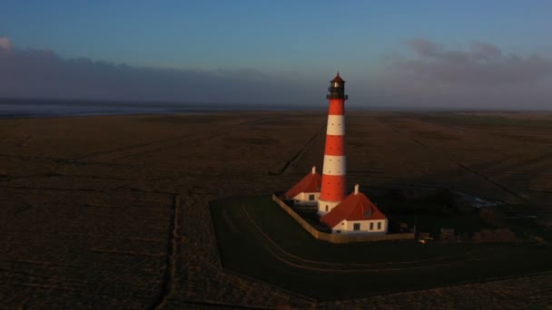 Gün batımında deniz feneri, havadan panoramik manzara — Stok video
