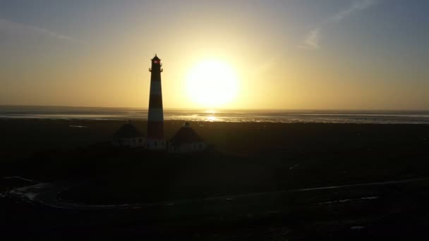 Faro al atardecer, vista aérea, silueta — Vídeos de Stock