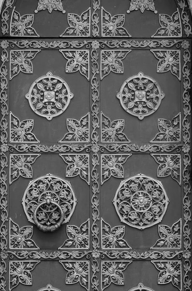 Дверная православная церковь с коваными железными орнаментами . — стоковое фото