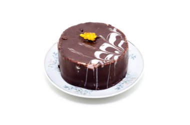 Beyaz arka planda izole edilmiş bir tabakta çikolatalı pasta..