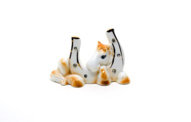 Seramik bir heykelcik beyaz izole bir at nalı. İyi şanslar sembolü.