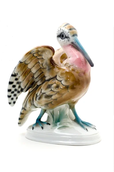 Statuetta uccello porcellana su sfondo bianco . — Foto Stock