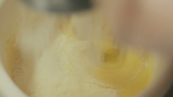 Persiapan adonan kue dengan mixer listrik. Tampilan close-up . — Stok Video